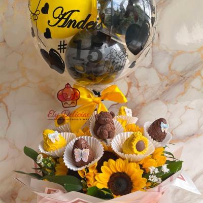 Detalle de Fresas con chocolate y girasoles
