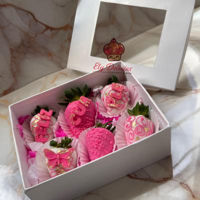 Caja de fresas con chocolate en color rosado