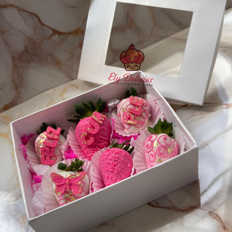 Caja de fresas con chocolate en color rosado